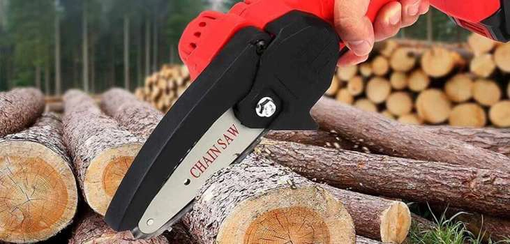 image of woodranger mini chainsaw cutting a log of wood